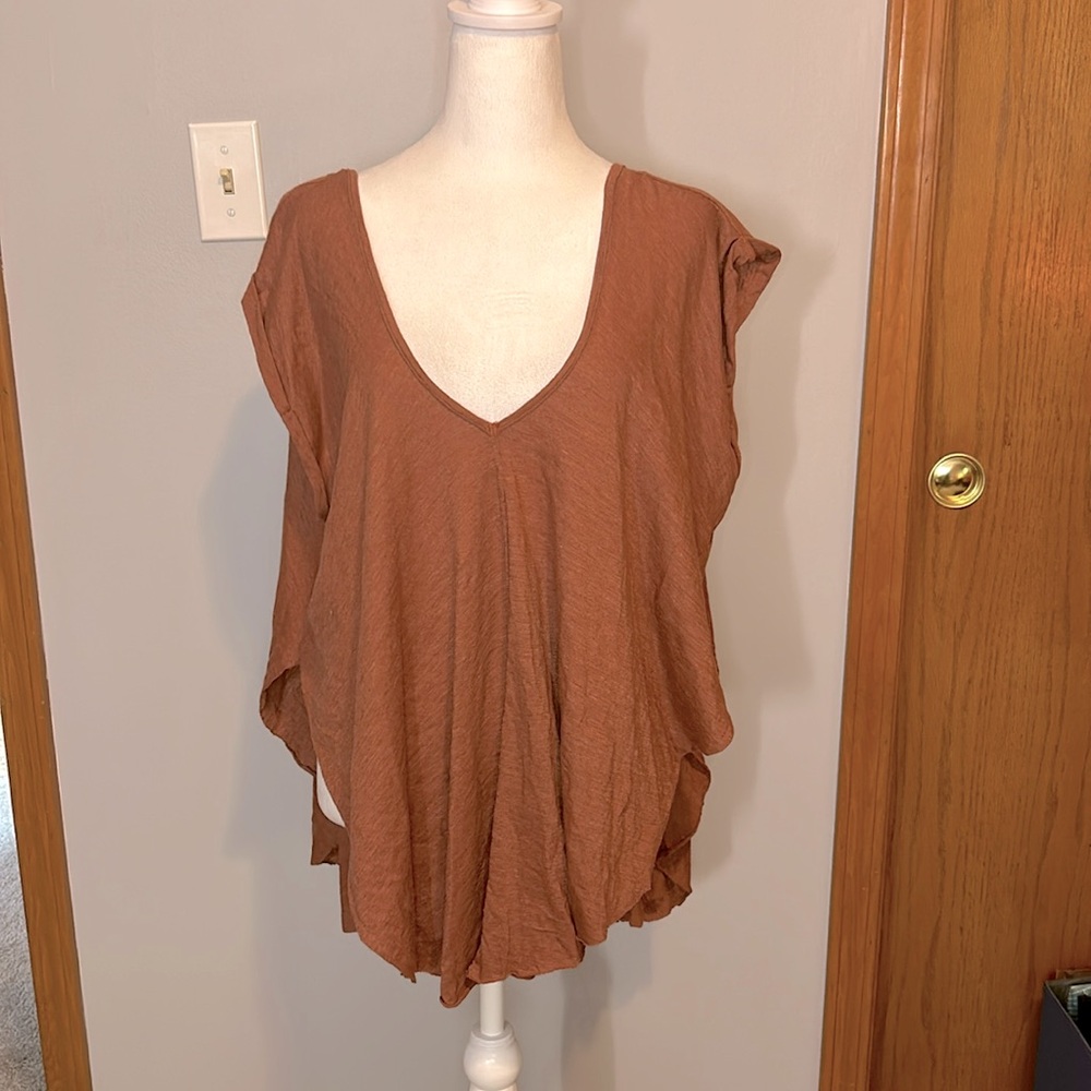We the Free (Free People) burnt orange v neck scoop back raw hem shirt size XL
